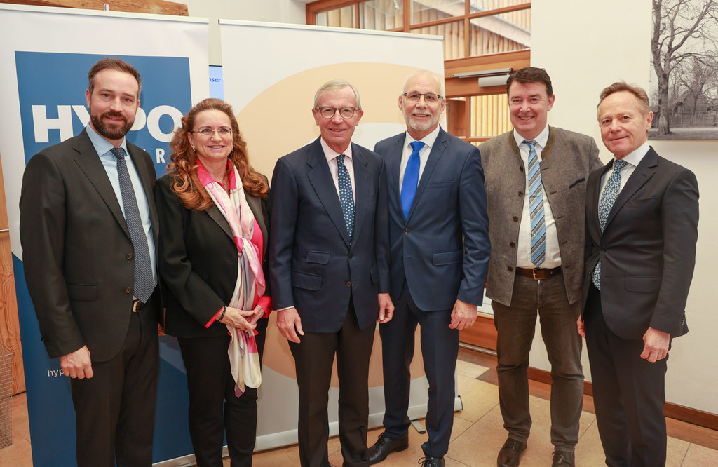 LH Wilfried Haslauer und LH-Stv. Stefan Schnöll mit Gemeindeverbandspräsident Günther Mitterer, Martin Huber (Geschäftsführer Gemeindeverband) sowie Gabriela Moretti-Prucher und Helmut Praniess (beide Hypo Salzburg).